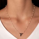 Colar pérolas letra F