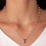 Colar pérolas letra I