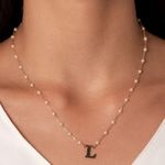 Colar pérolas letra L
