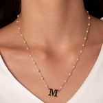 Colar pérolas letra M