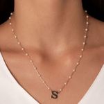 Colar pérolas letra S