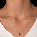 Colar pérolas letra V