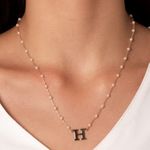 Colar pérolas letra H