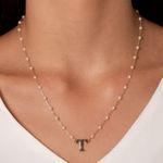 Colar pérolas letra T