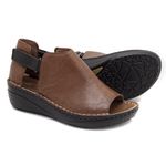 Sandália com Velcro em Couro Caramelo Levecomfort 