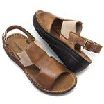 Sandália em Couro Capuccino salto Levecomfort