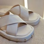 Flat Lari Off White