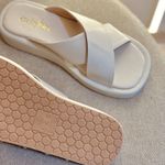 Flat Lari Off White