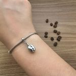 Pingente Berloque Grão de Café revestido em Ouro Branco