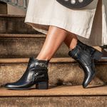 Bota Feminina Coturno Cano Curto Detalhe Fivela