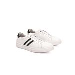 Tênis Casual em Couro Branco com Detalhes Preto Calprado