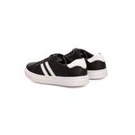 Tênis Casual em Couro Preto com Detalhes Branco Calprado