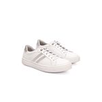 Tênis Casual em Couro Branco com Detalhes Prata Calprado