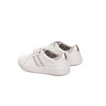 Tênis Casual em Couro Branco com Detalhes Prata Calprado