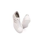 Tênis Casual em Couro Branco com Detalhes Prata Calprado