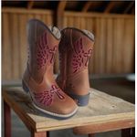 Bota Texana Feminina Juvenil Caramelo Bordado Laser PINK - R$ 433,27 OS: Produtos não disponíveis em estoque 15 dias para embarque!