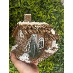 Casinha Decorativa Natal Nevada com Pinhas