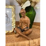Enfeite Decorativo Em Resina Homem Com Livro Entrecasa