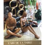 Enfeite Decorativo Em Resina Mulher Com Livro Entrecasa