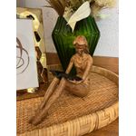 Enfeite Decorativo Em Resina Mulher Com Livro Entrecasa