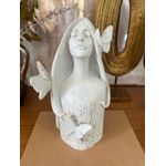 Escultura em Pó de Pedra Cinza Menina com Borboletas 26cm
