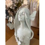 Escultura em Pó de Pedra Cinza Menina com Borboletas 26cm