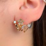 Brinco ear hook de flor com detalhes em zircônia