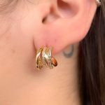 Brinco ear hook liso com detalhes em zircônias 