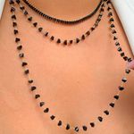 Colar alongado com detalhes preto