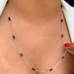 Colar alongado com detalhes pretos 60cm