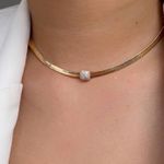 Chocker de fita com detalhes cravejado 