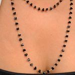 Colar alongado com detalhes preto