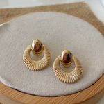 Brinco de argolinha trabalhada 