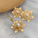 Conjunto de flor com perola central 