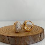 Brinco de argola formato gota cravejado 