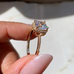 Anel com pedra quadrada com detalhes cravejado linha Premium 