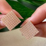 Brinco trabalhado em micro zircônia 