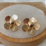 Brinco de flor trabalhada com esfera 