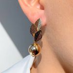 Brinco de esfera com folhagem 