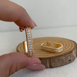 Brinco de argola trabalhada em micro zircônia 