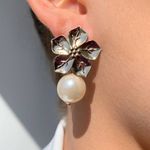 Brinco de perola com flor 