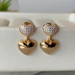 Brinco de coração com detalhes na micro zircônia 