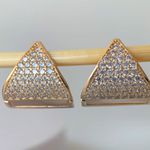 Brinco de argola triangular cravejado 