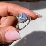 Anel com pedra quadrada com detalhes cravejado linha Premium 