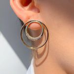 Brinco de argola dupla com detalhes em micro zircônia 