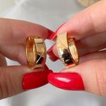 Brinco de argola com detalhes 