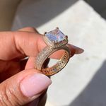 Anel cravejado com detalhes em navetes linha Premium 