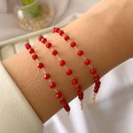 Pulseira com detalhes vermelho 