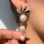 Brinco de perola com detalhe de folhagem 