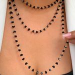 Colar alongado com detalhes preto